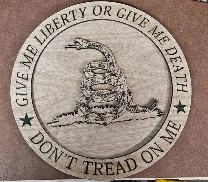 Round wooden plaque reading Don't Tread on Me