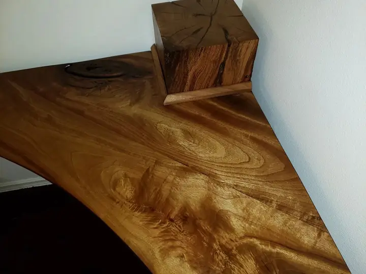 Close view of a glossy wooden shelf top
