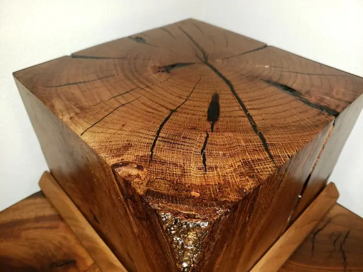 End of a square wooden block showing growth rings